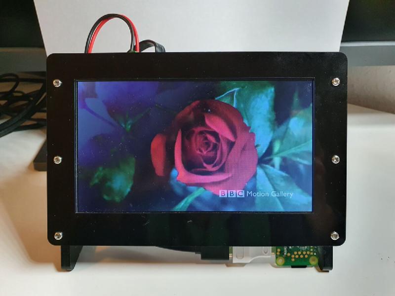 Pi Zero running YARMP as digital photo album on 7-inch LCD